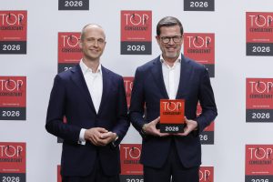 Karl-Theodor zu Guttenberg gratuliert Rhino MC in Heidelberg zum Top Consultant 2026